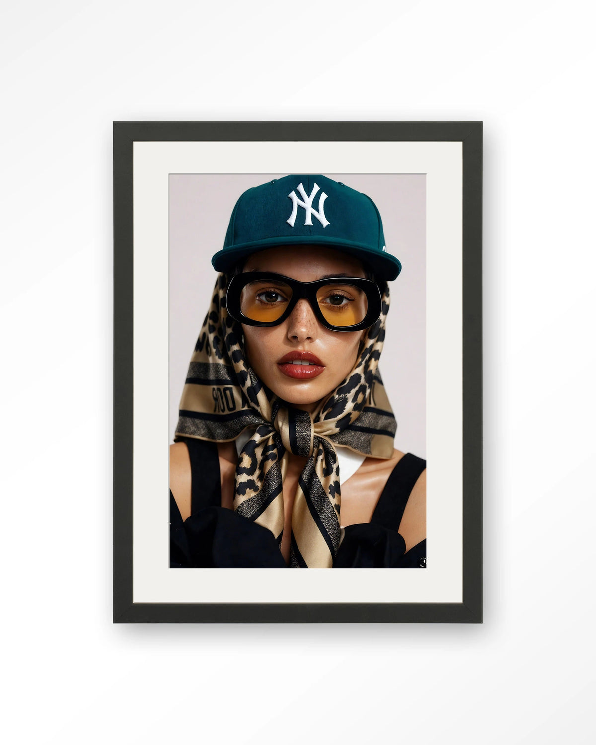 Cool Girl – portret van een vrouw met pet – Art print – Hout zwart + passe-partout