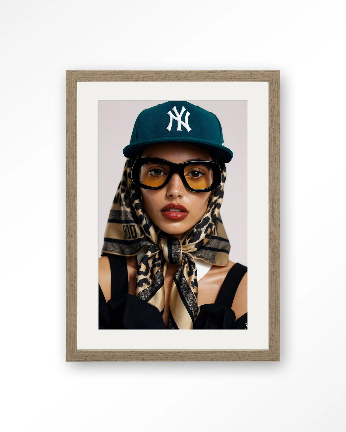 Cool Girl – portret van een vrouw met pet – Art print – Hout bruin + passe-partout