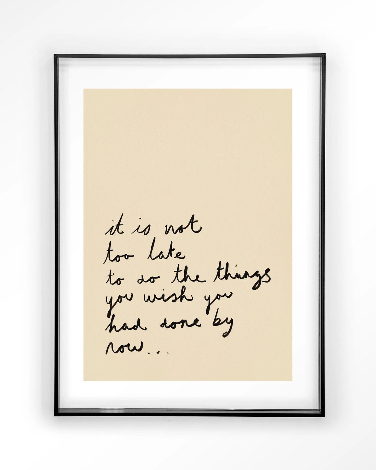 Not Too Late – handgeschreven quote op beige – Art print – Acryl zwart