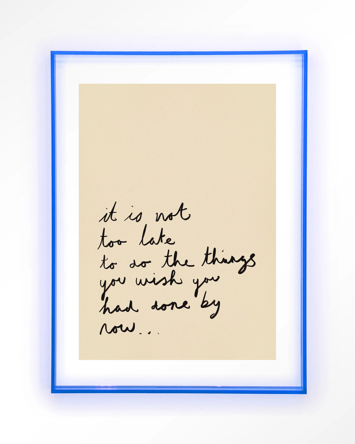 Not Too Late – handgeschreven quote op beige – Art print – Acryl lichtblauw