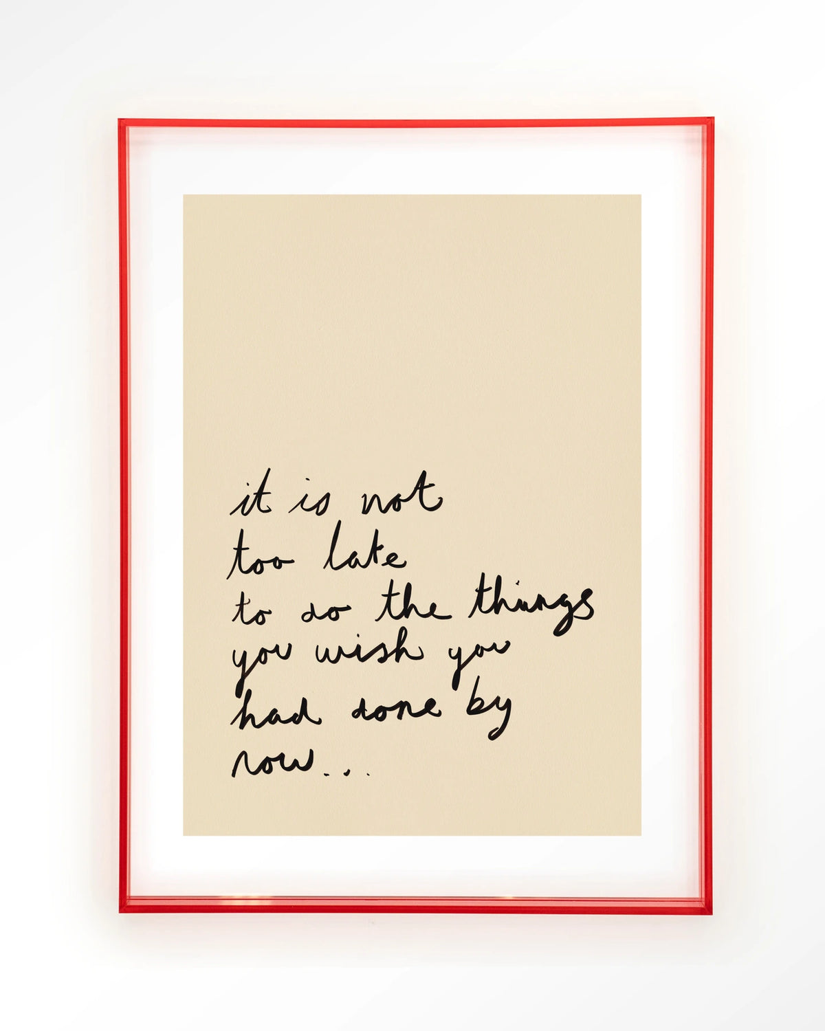 Not Too Late – handgeschreven quote op beige – Art print – Acryl roze