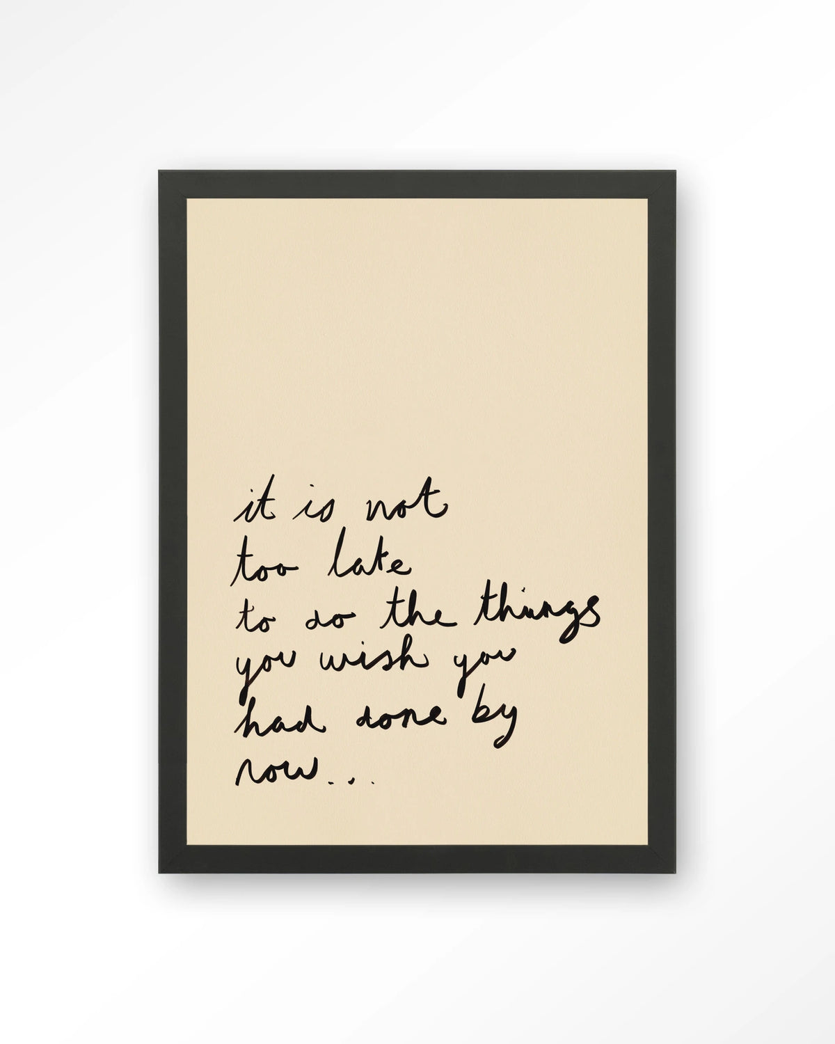 Not Too Late – handgeschreven quote op beige – Art print – Hout zwart