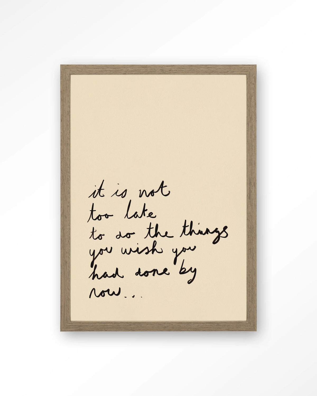 Not Too Late – handgeschreven quote op beige – Art print – Hout bruin