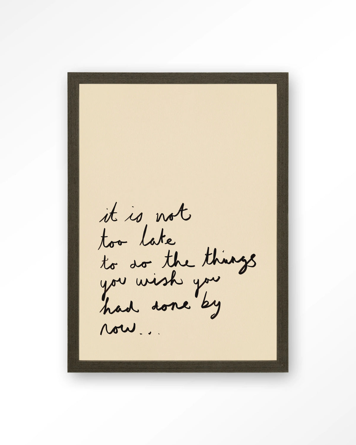 Not Too Late – handgeschreven quote op beige – Art print – Hout donkerbruin