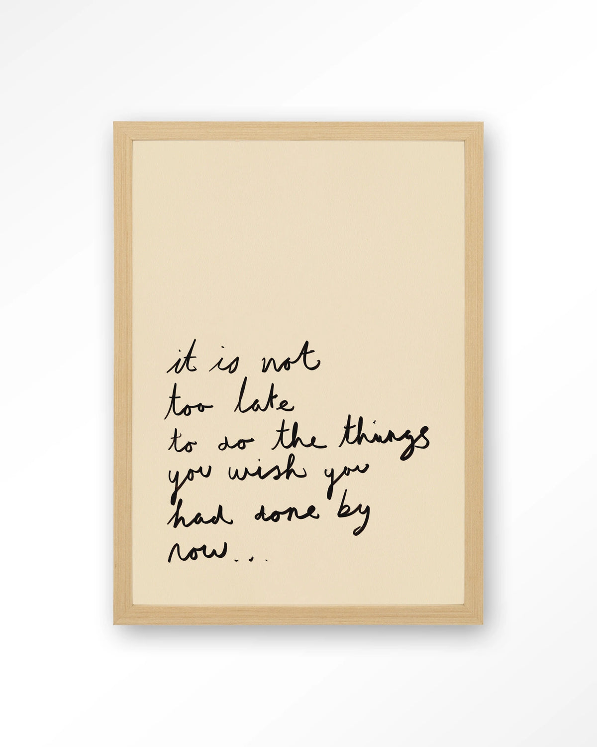 Not Too Late – handgeschreven quote op beige – Art print – Hout naturel