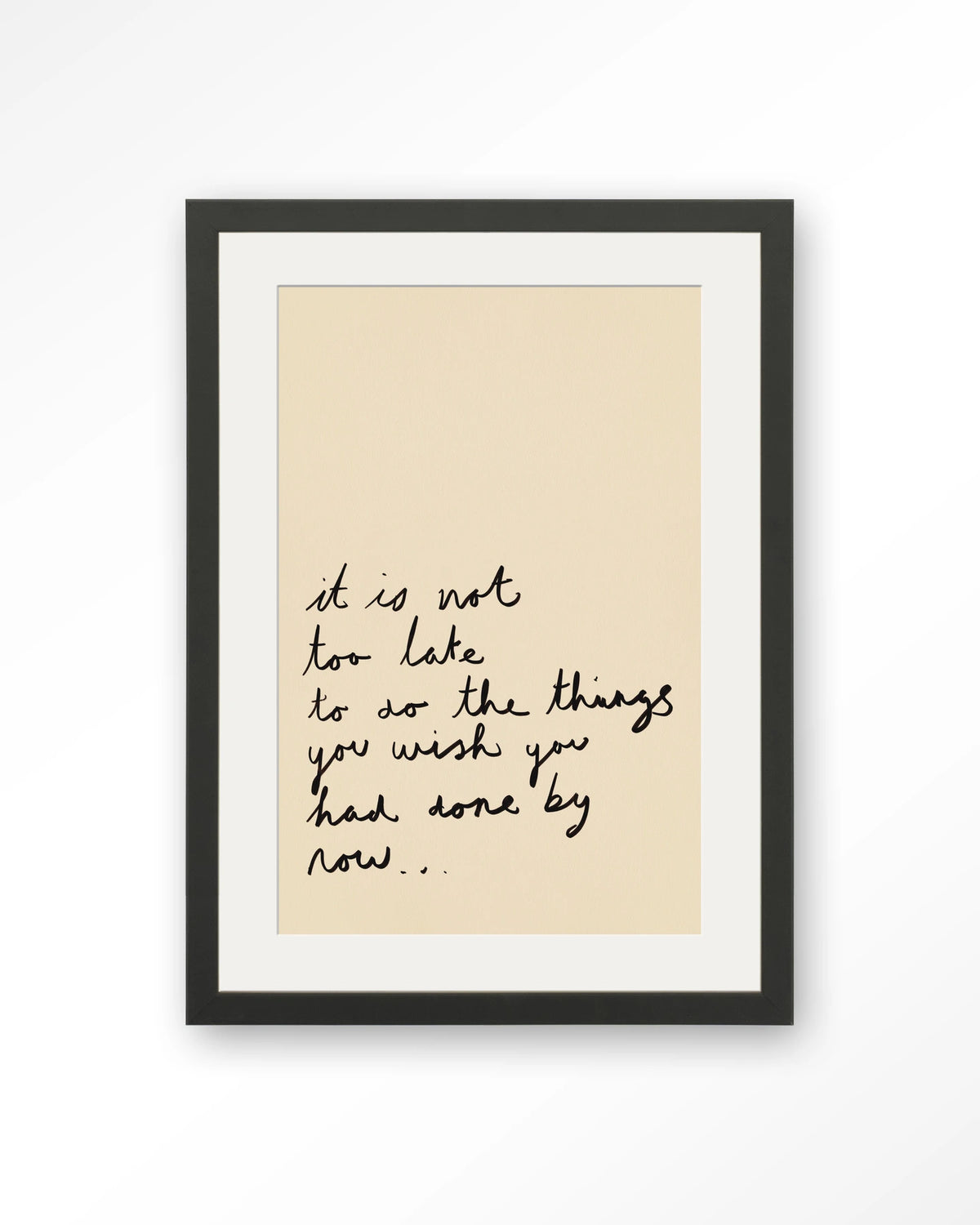 Not Too Late – handgeschreven quote op beige – Art print – Hout zwart + passe-partout