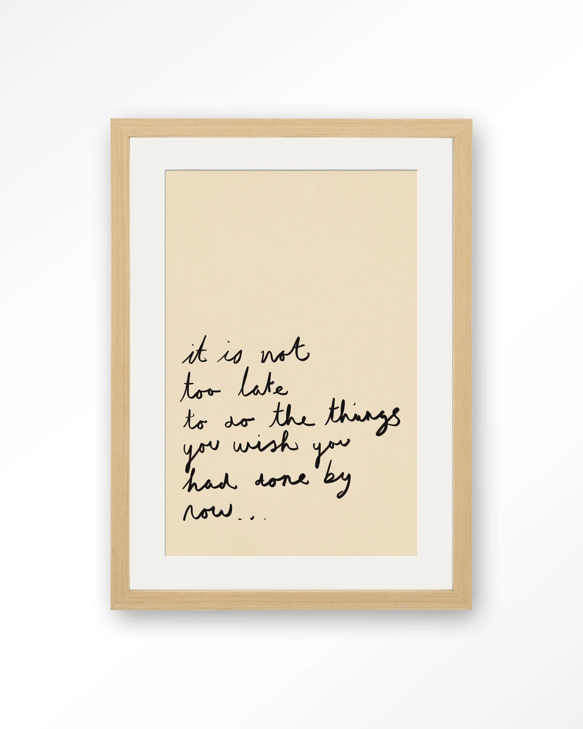 Not Too Late – handgeschreven quote op beige – Art print – Hout naturel + passe-partout