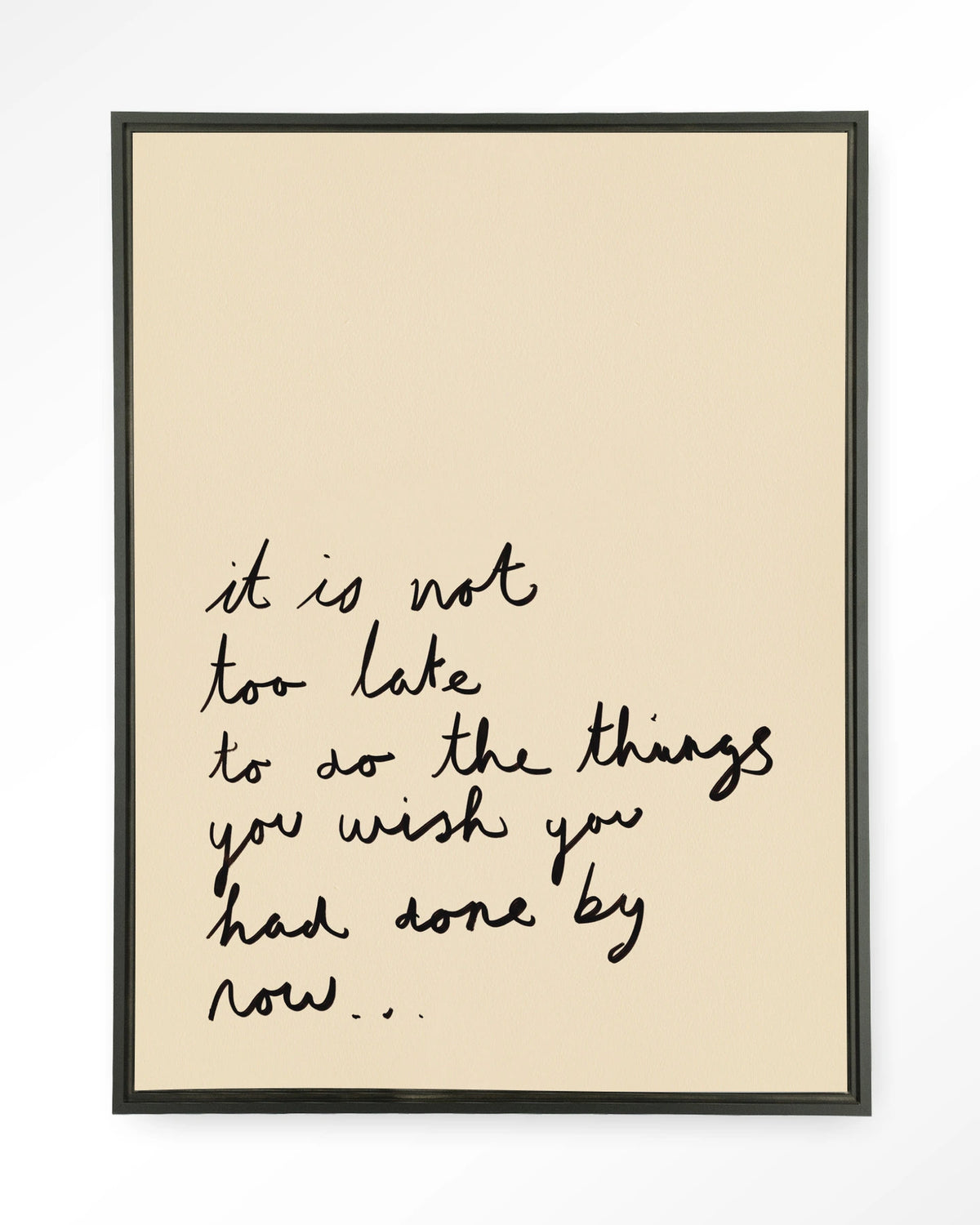 Not Too Late – handgeschreven quote op beige – Wandkleed – Floating frame – zwart
