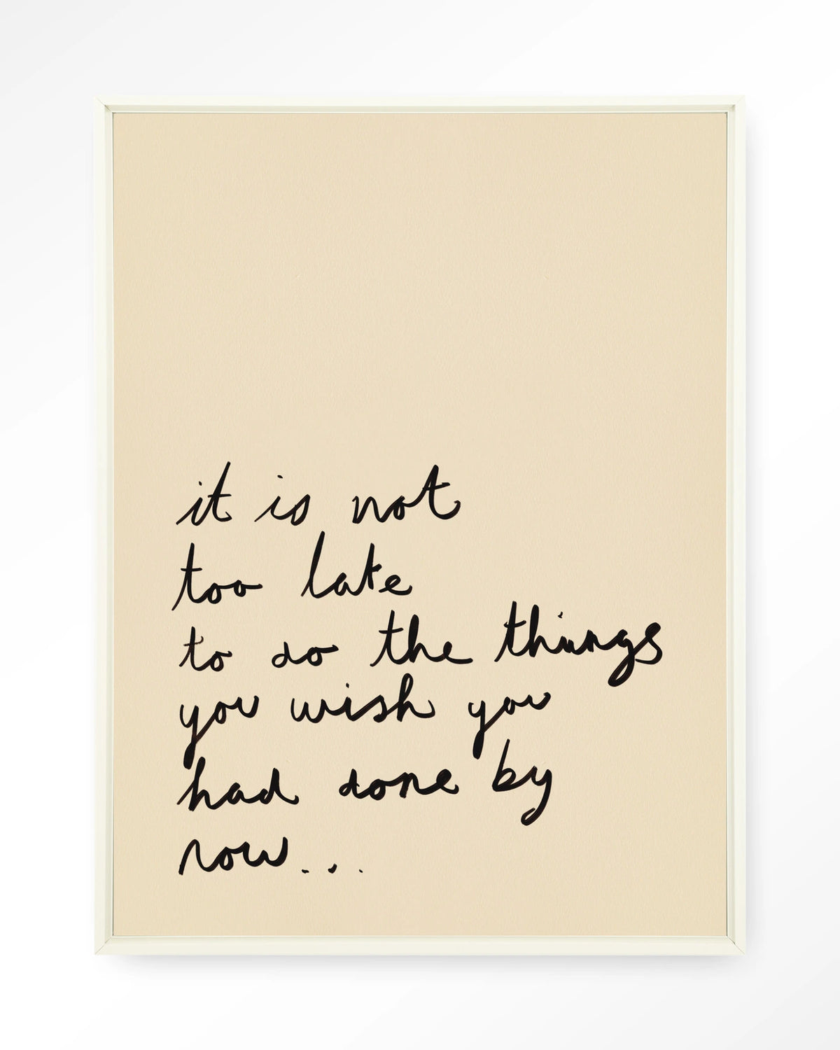 Not Too Late – handgeschreven quote op beige – Wandkleed – Floating frame – wit