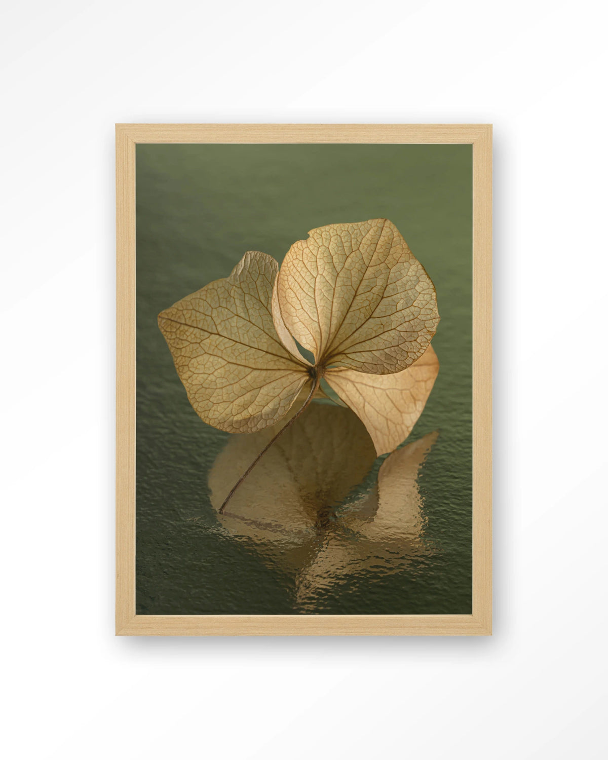 Leaf Me: In Reflection – blad in weerspiegeling groen – Art print – Hout naturel