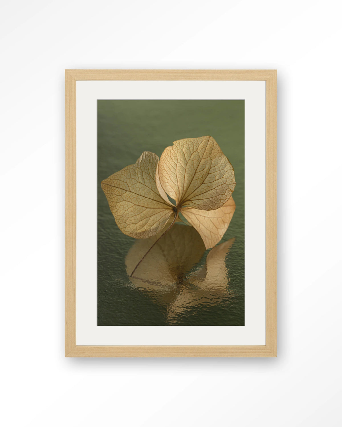 Leaf Me: In Reflection – blad in weerspiegeling groen – Art print – Hout naturel + passe-partout