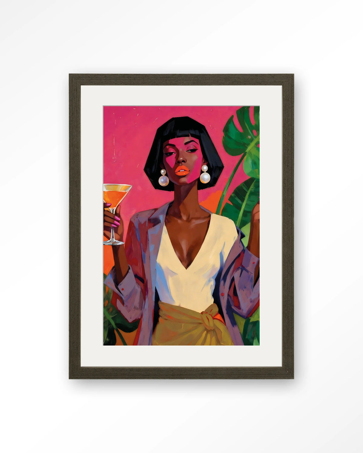 Club Tropicana – vrouw met cocktail en palmbladeren – Art print – Hout donkerbruin + passe-partout