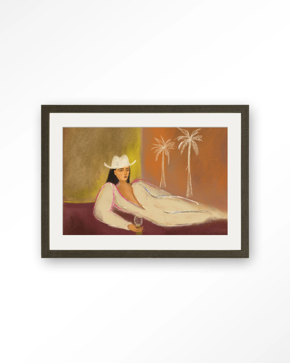 Relaxing Day – vrouw met hoed liggend bij palmbomen – Art print – Hout donkerbruin + passe-partout