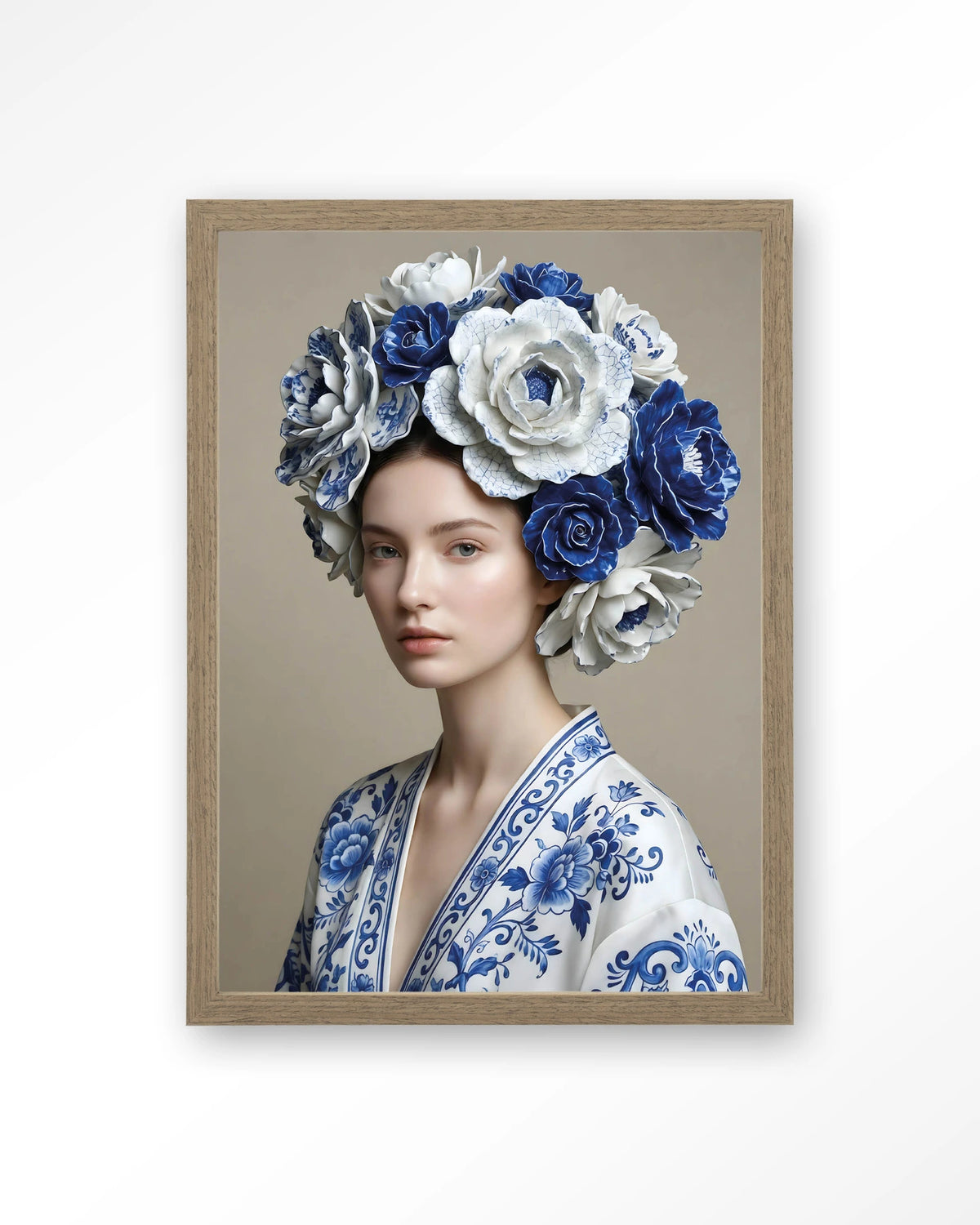 Royal Blue – vrouw met blauwe bloemenkrans – Art print – Hout bruin
