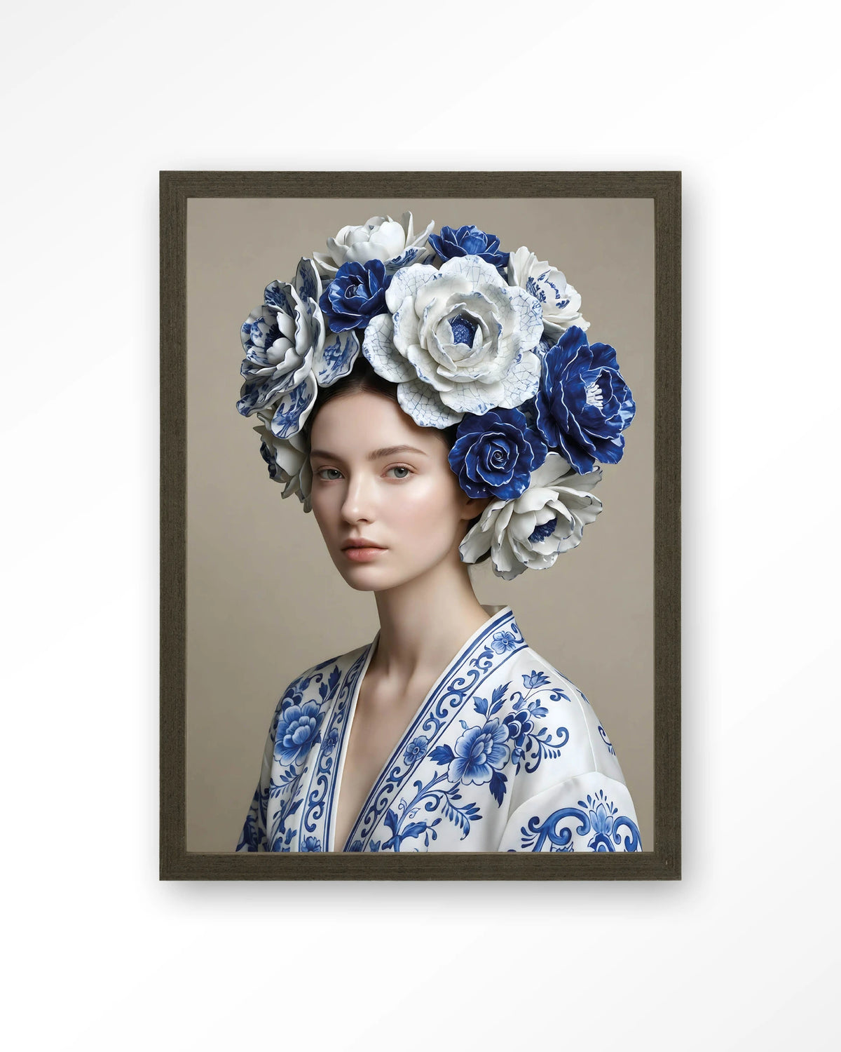 Royal Blue – vrouw met blauwe bloemenkrans – Art print – Hout donkerbruin