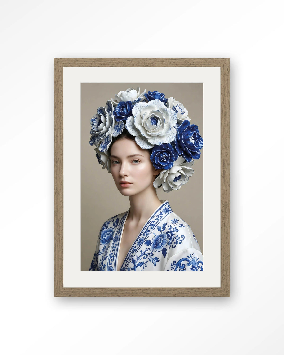 Royal Blue – vrouw met blauwe bloemenkrans – Art print – Hout bruin + passe-partout
