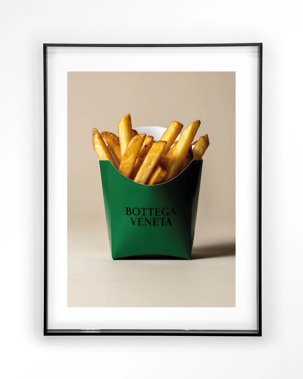 Veneta Fries – friet in groene verpakking – Art print – Acryl zwart