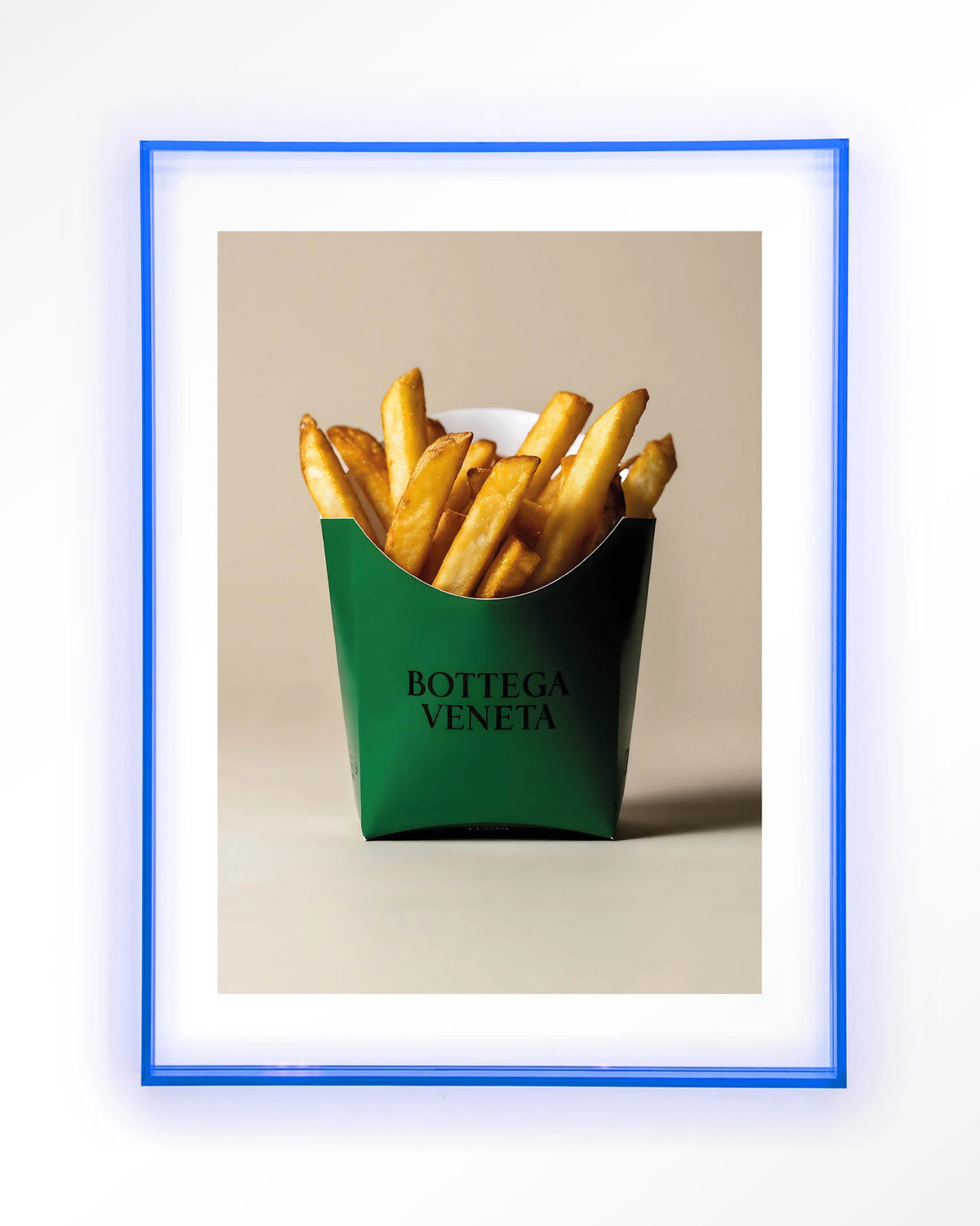 Veneta Fries – friet in groene verpakking – Art print – Acryl lichtblauw