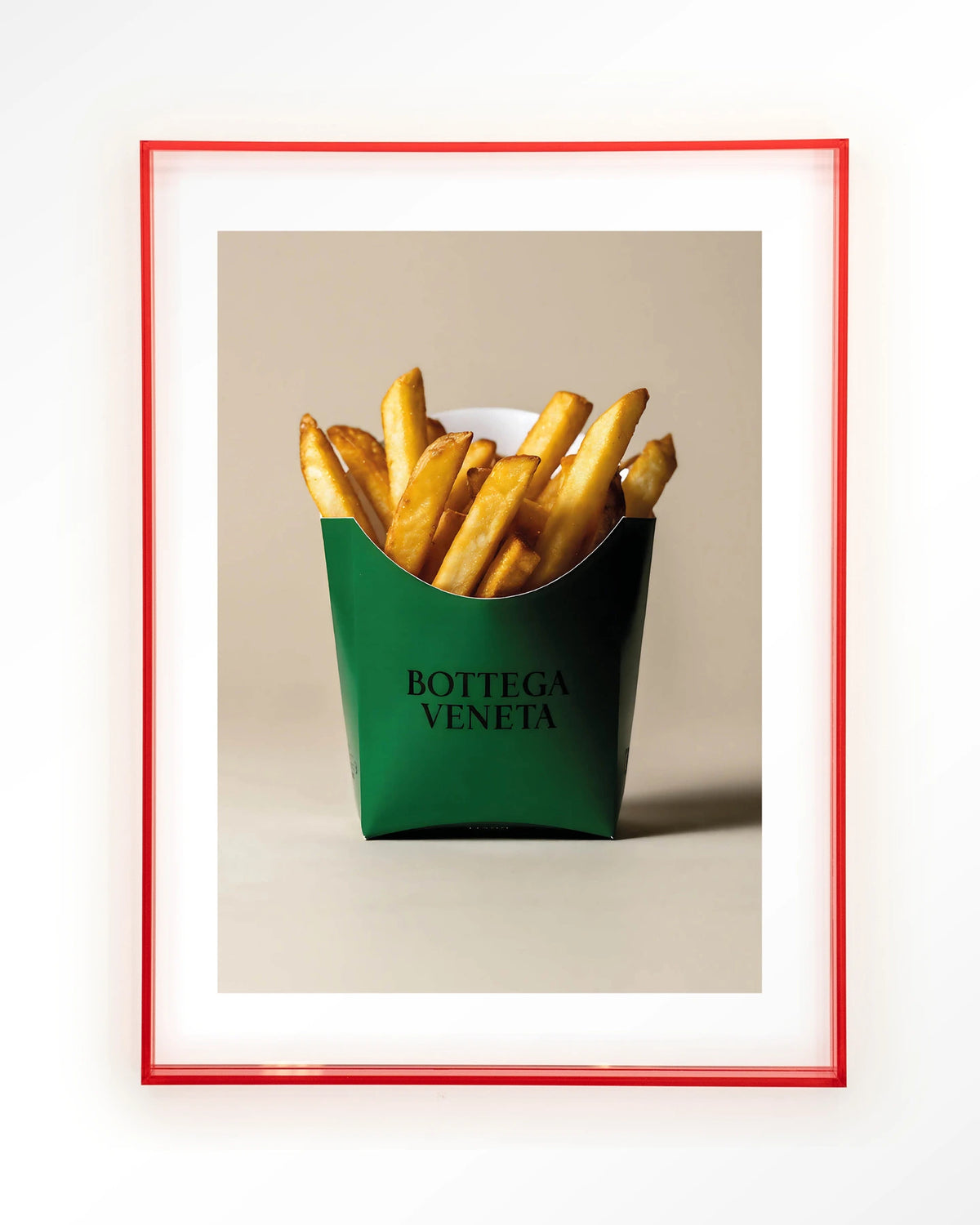 Veneta Fries – friet in groene verpakking – Art print – Acryl roze