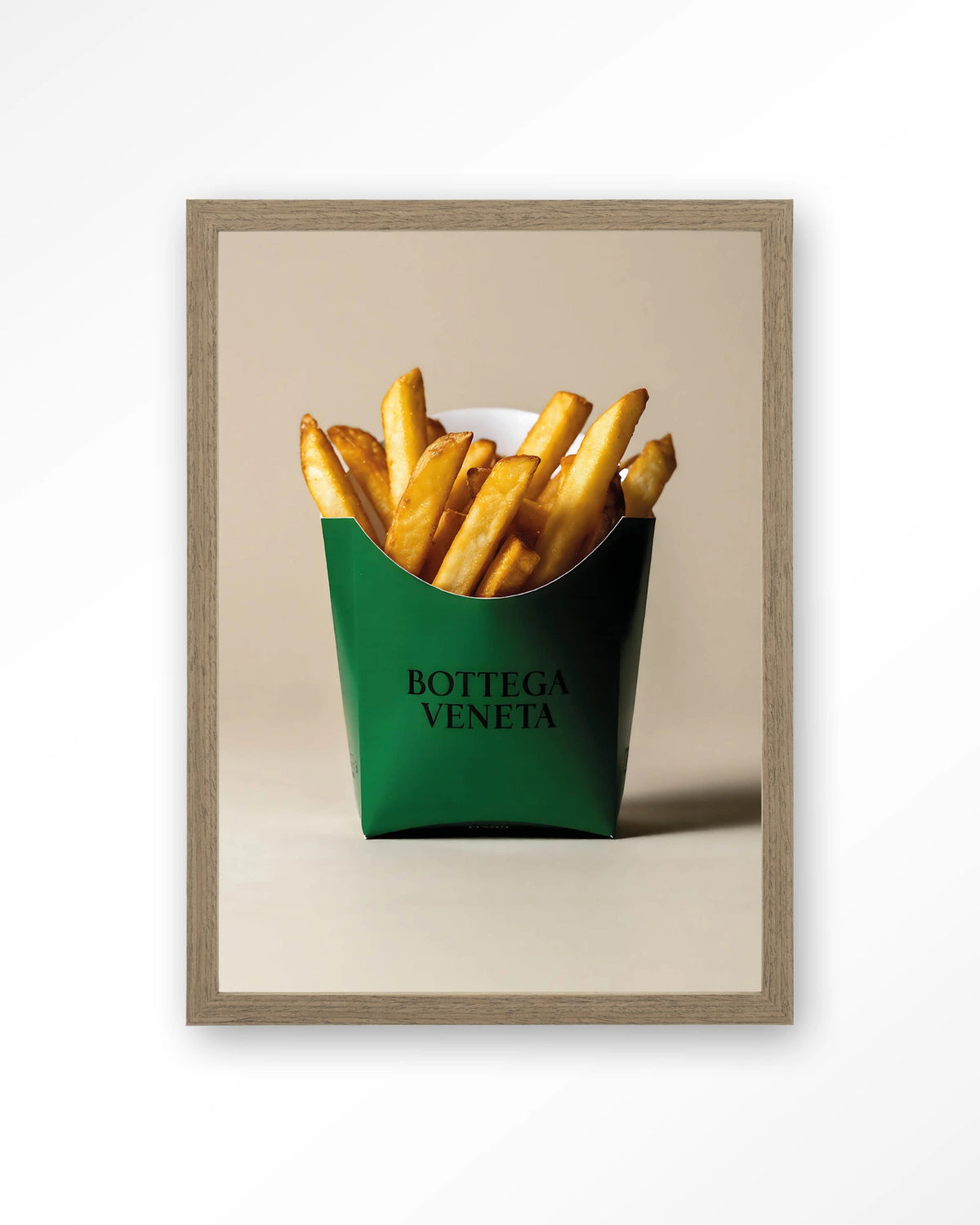 Veneta Fries – friet in groene verpakking – Art print – Hout bruin