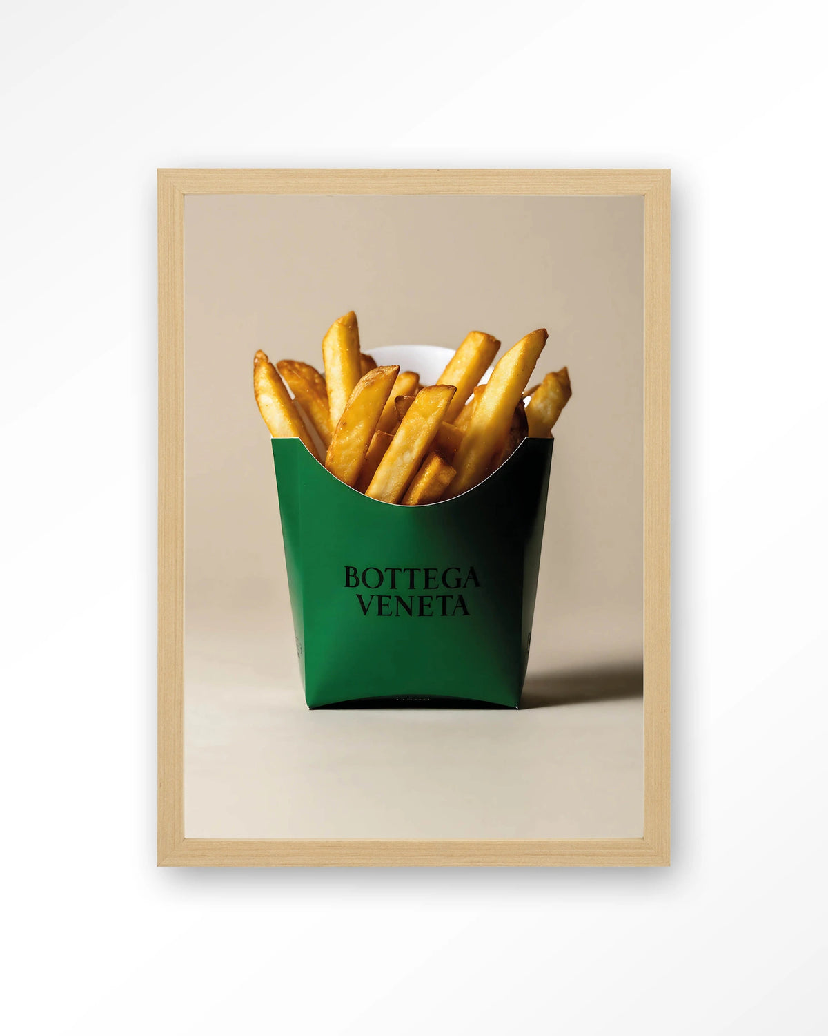 Veneta Fries – friet in groene verpakking – Art print – Hout naturel