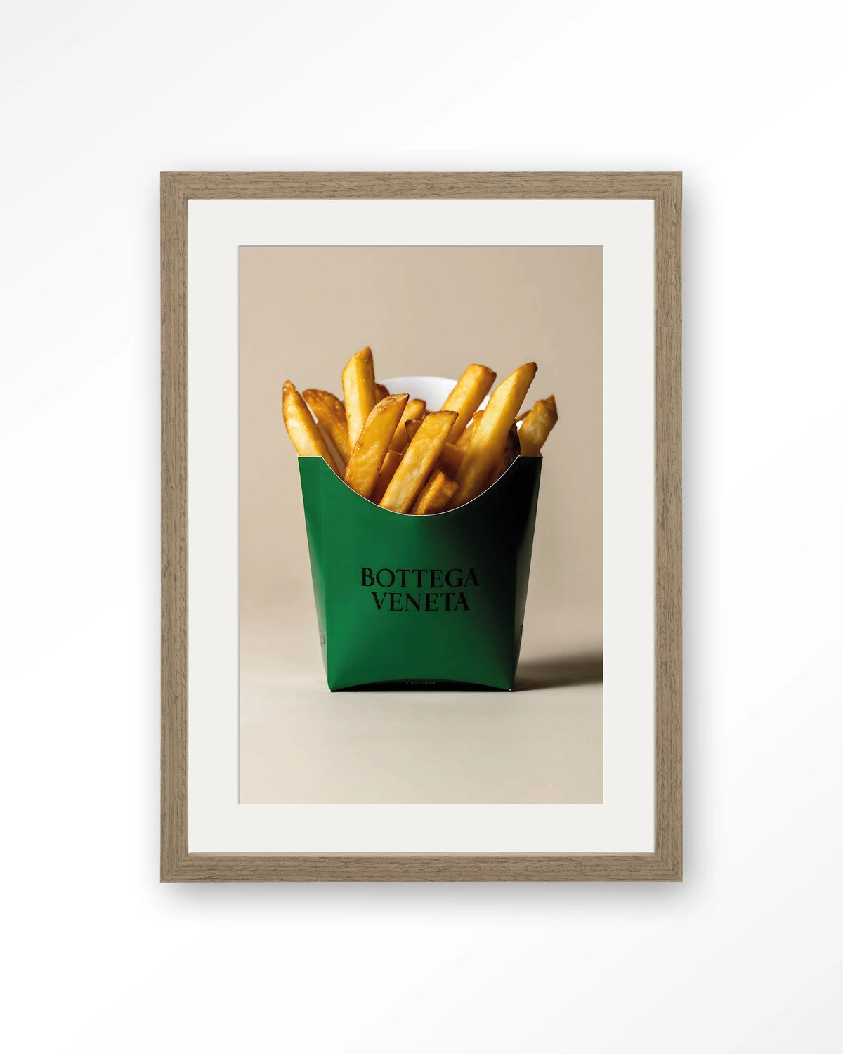 Veneta Fries – friet in groene verpakking – Art print – Hout bruin + passe-partout