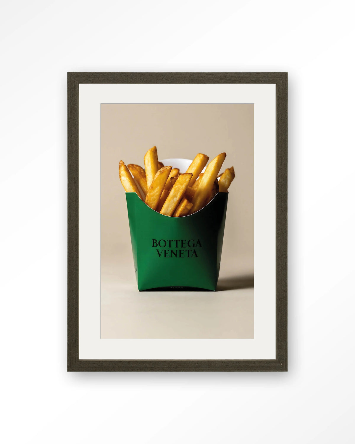 Veneta Fries – friet in groene verpakking – Art print – Hout donkerbruin + passe-partout