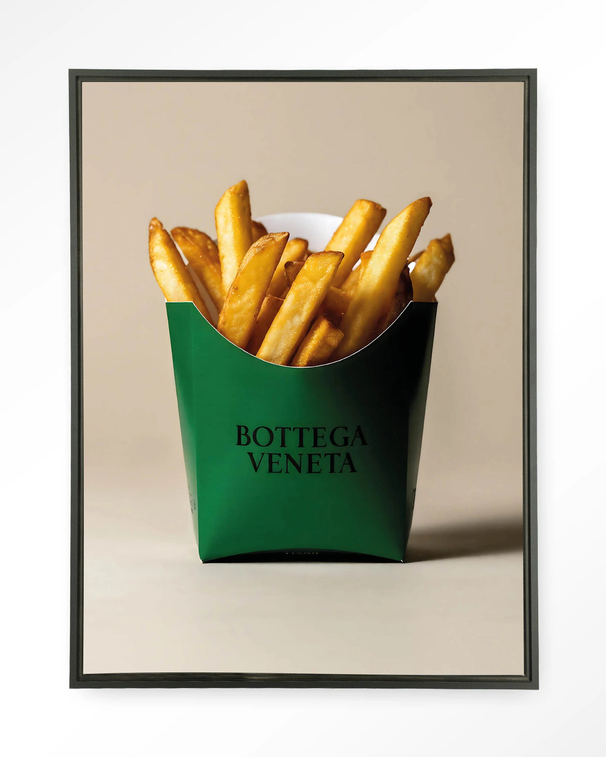 Veneta Fries – friet in groene verpakking – Wandkleed – Floating frame – zwart