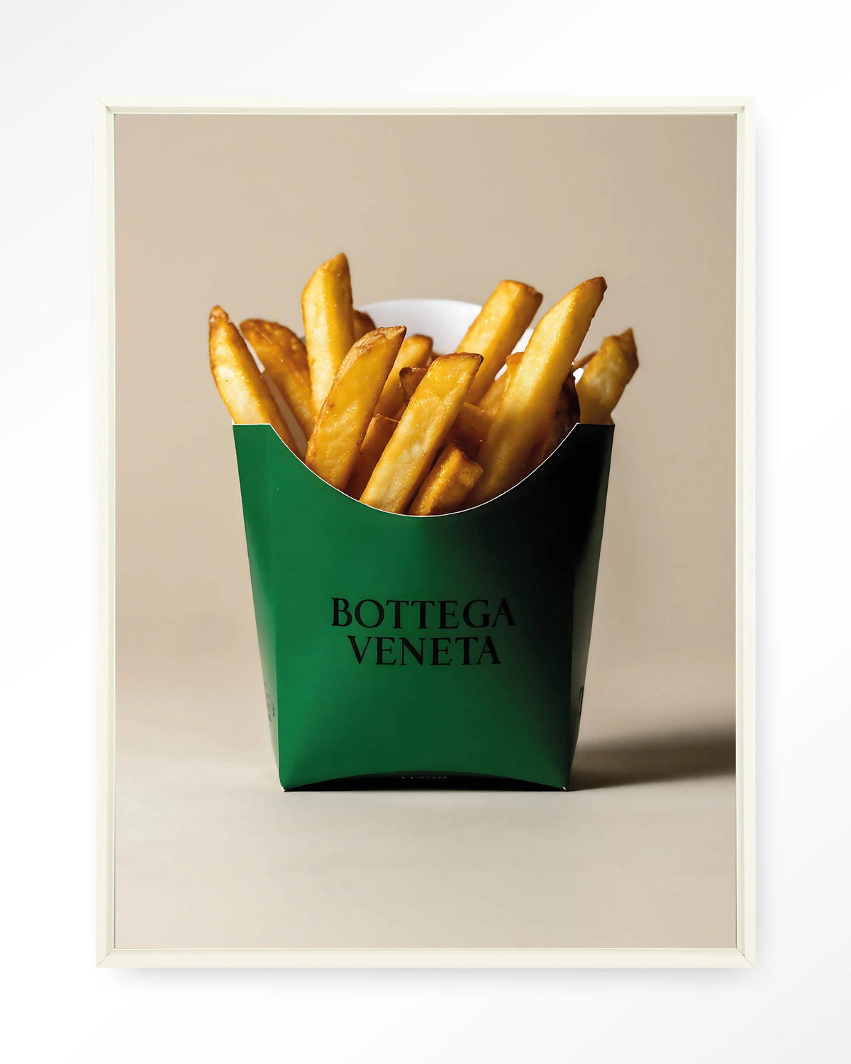 Veneta Fries – friet in groene verpakking – Wandkleed – Floating frame – wit