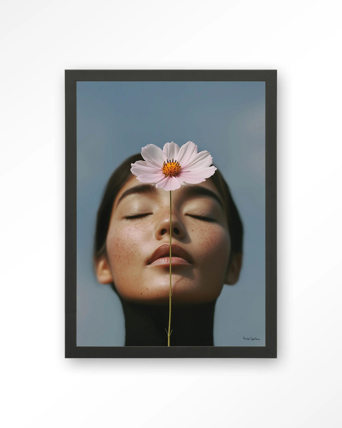 Cosmos – vrouw met roze cosmosbloem – Art print – Hout zwart
