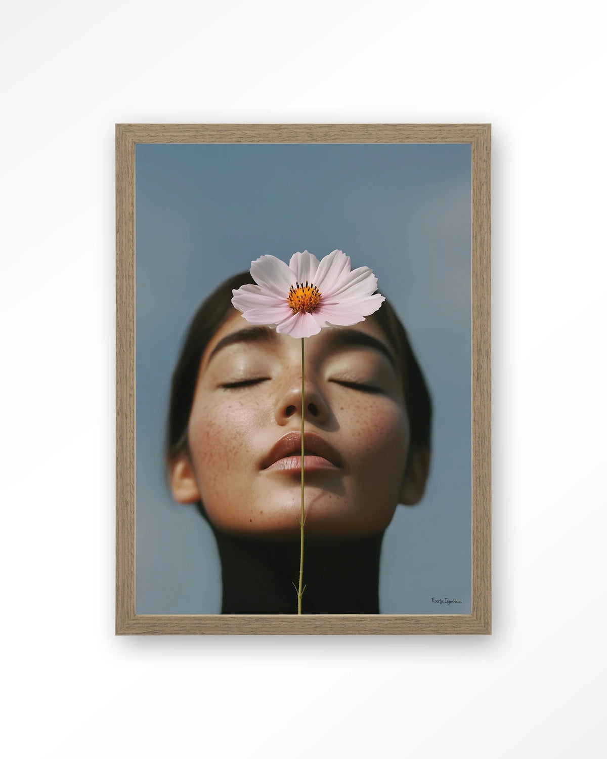 Cosmos – vrouw met roze cosmosbloem – Art print – Hout bruin