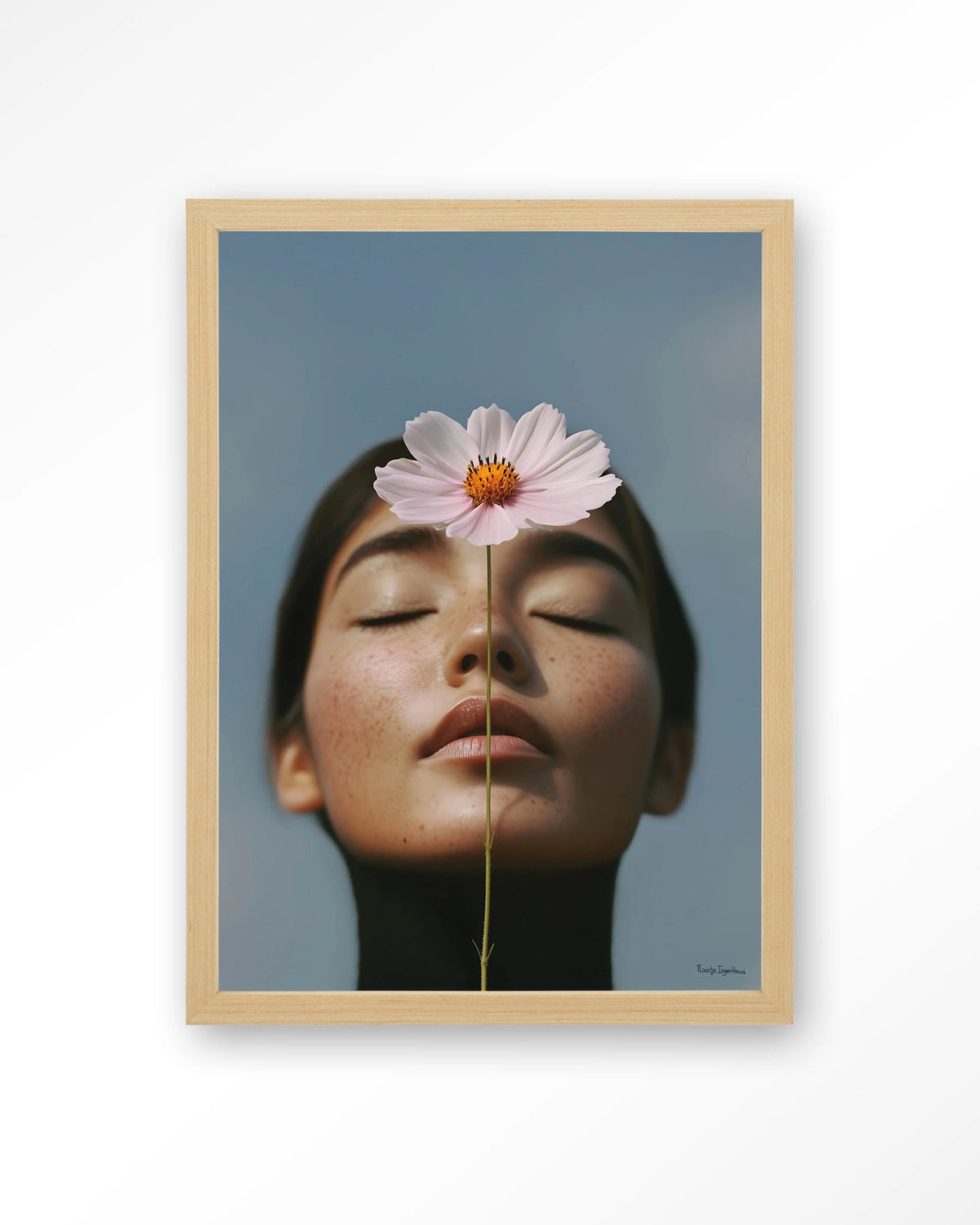 Cosmos – vrouw met roze cosmosbloem – Art print – Hout naturel