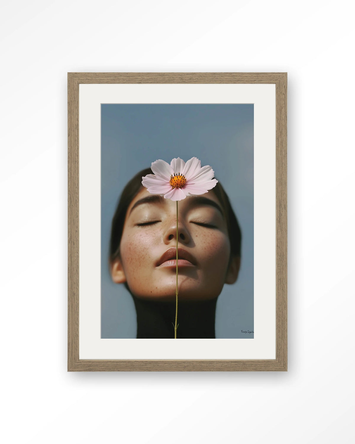 Cosmos – vrouw met roze cosmosbloem – Art print – Hout bruin + passe-partout