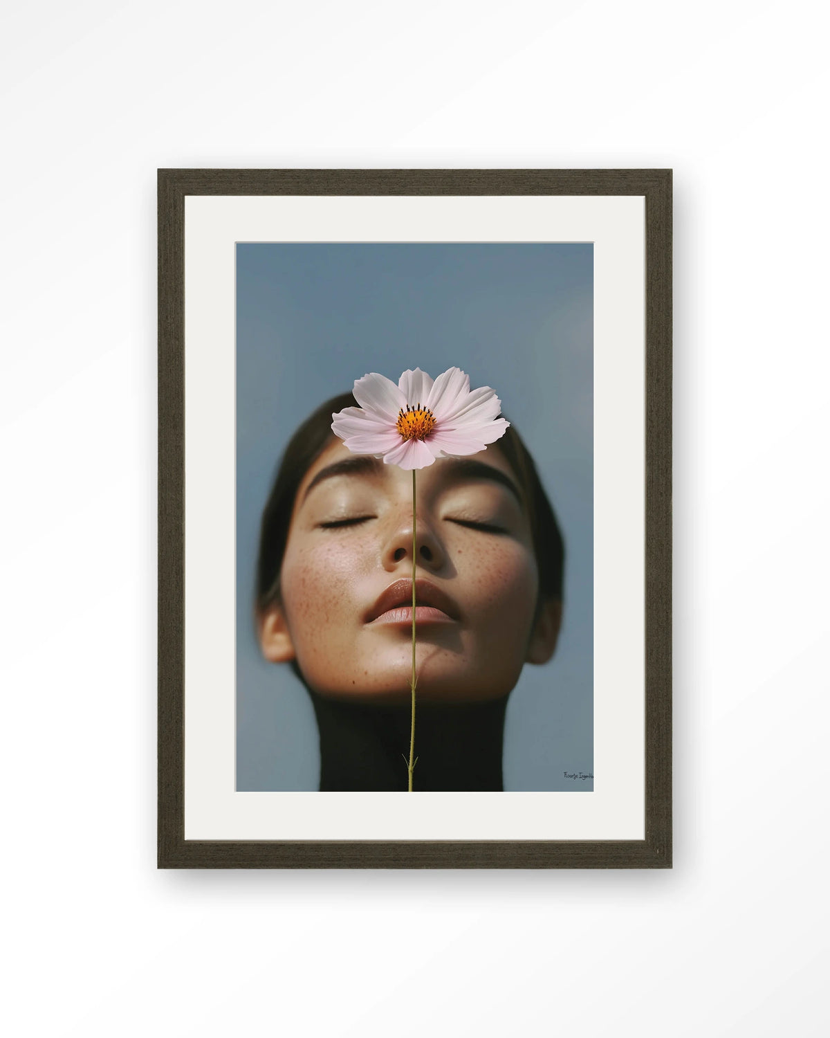 Cosmos – vrouw met roze cosmosbloem – Art print – Hout donkerbruin + passe-partout
