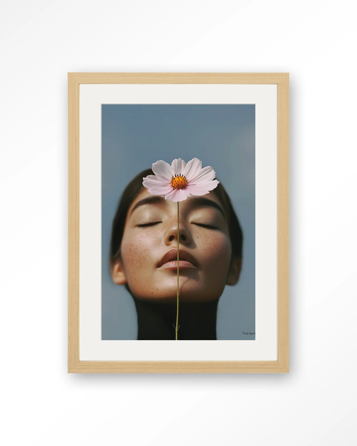 Cosmos – vrouw met roze cosmosbloem – Art print – Hout naturel + passe-partout