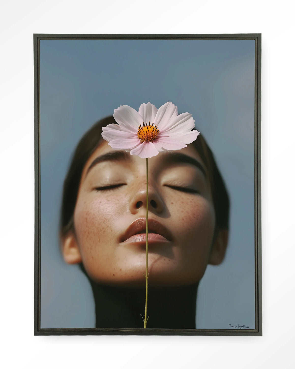 Cosmos – vrouw met roze cosmosbloem – Wandkleed – Floating frame – zwart