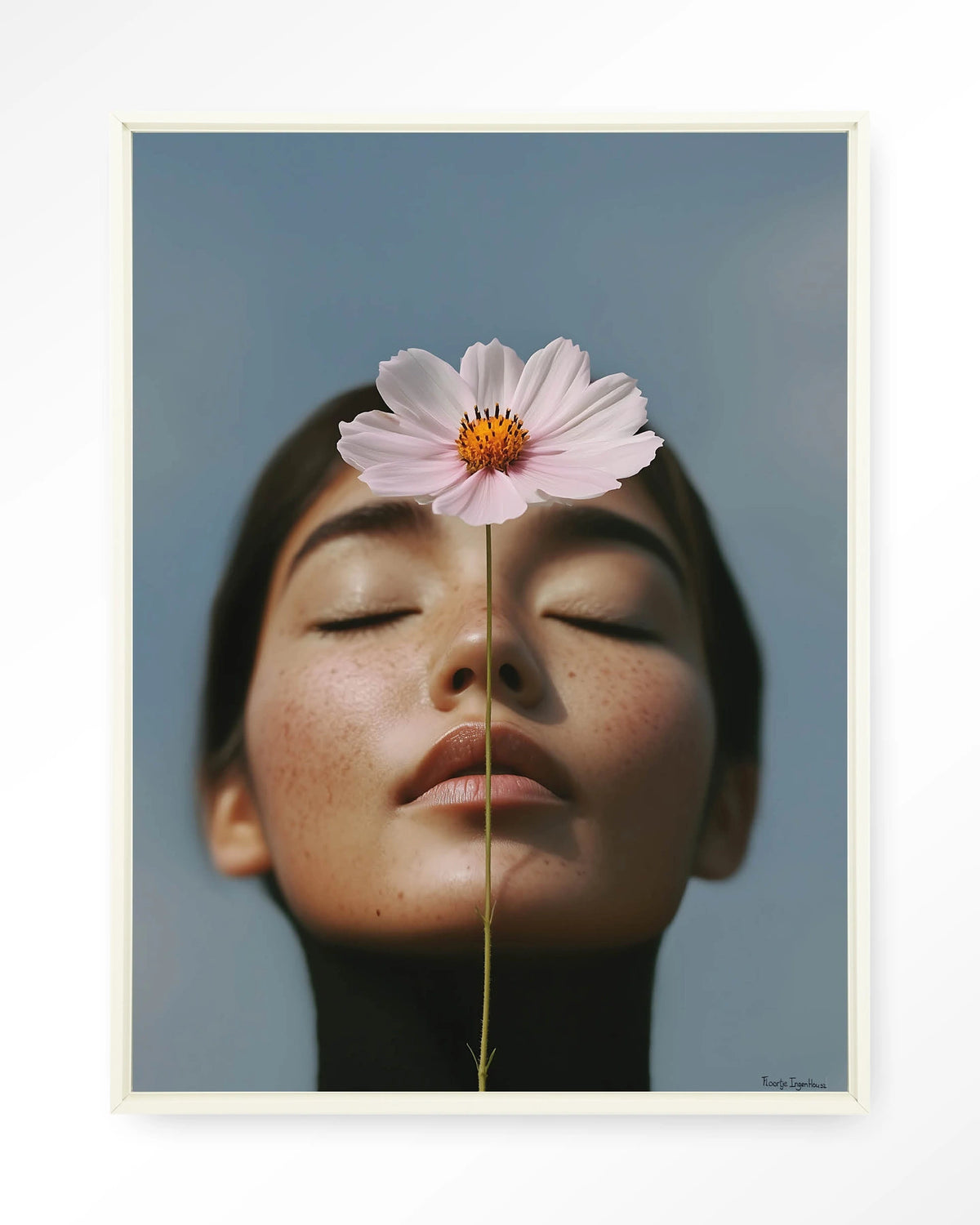 Cosmos – vrouw met roze cosmosbloem – Wandkleed – Floating frame – wit