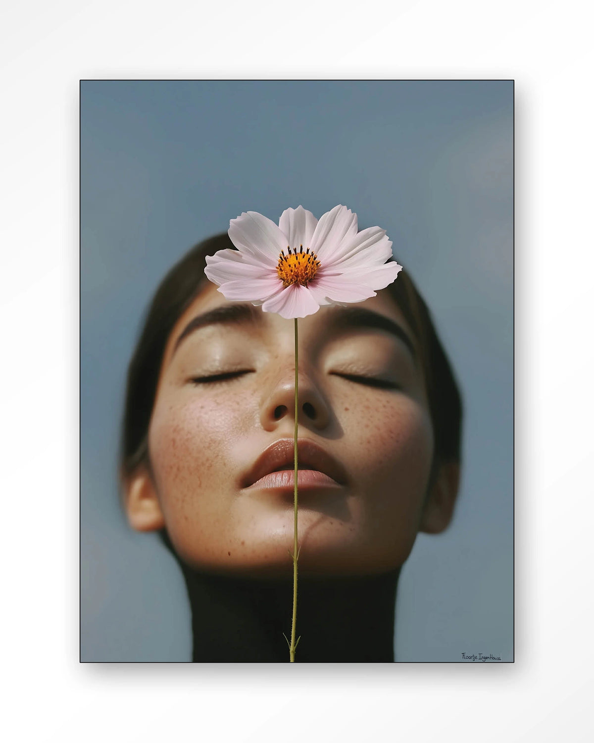 Cosmos – vrouw met roze cosmosbloem – Wandkleed – Frame – zwart