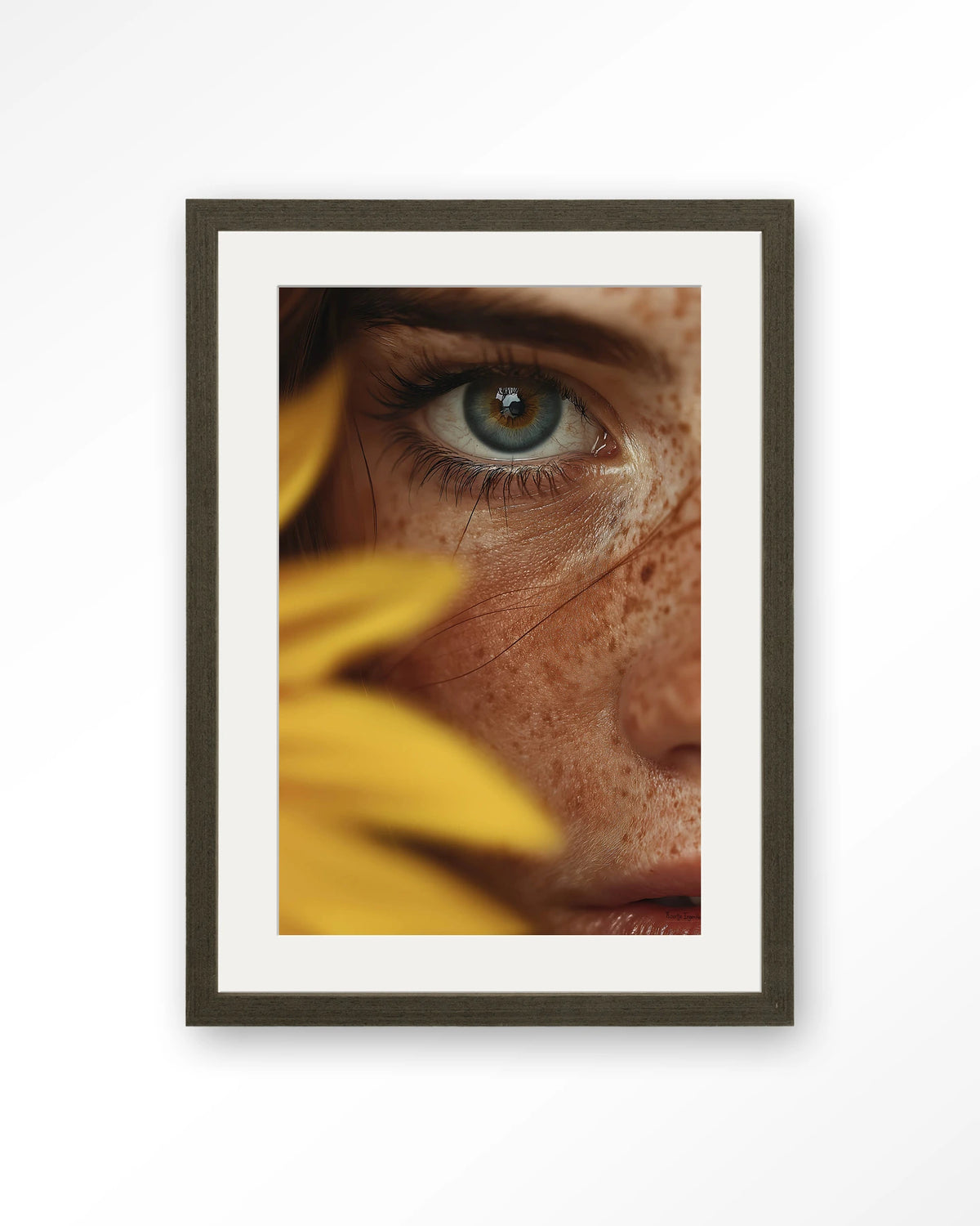 Sunflower – oog met zonnebloem close-up – Art print – Hout donkerbruin + passe-partout