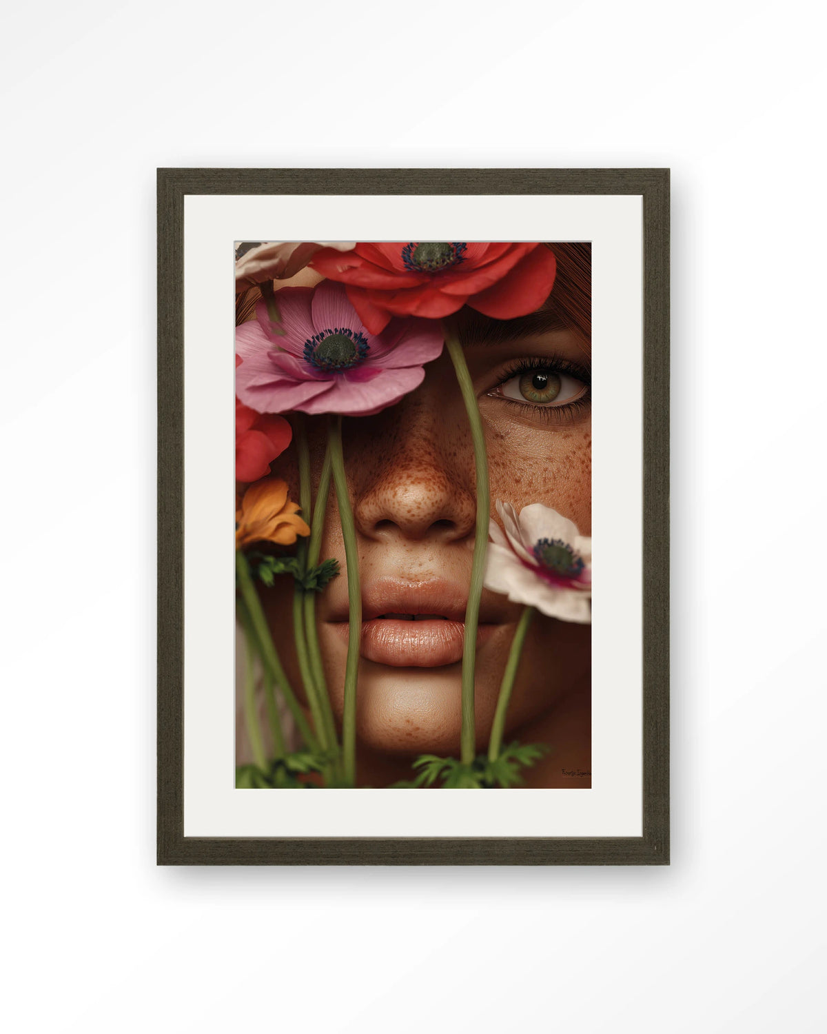 Anemone – vrouw met anemonen voor gezicht – Art print – Hout donkerbruin + passe-partout