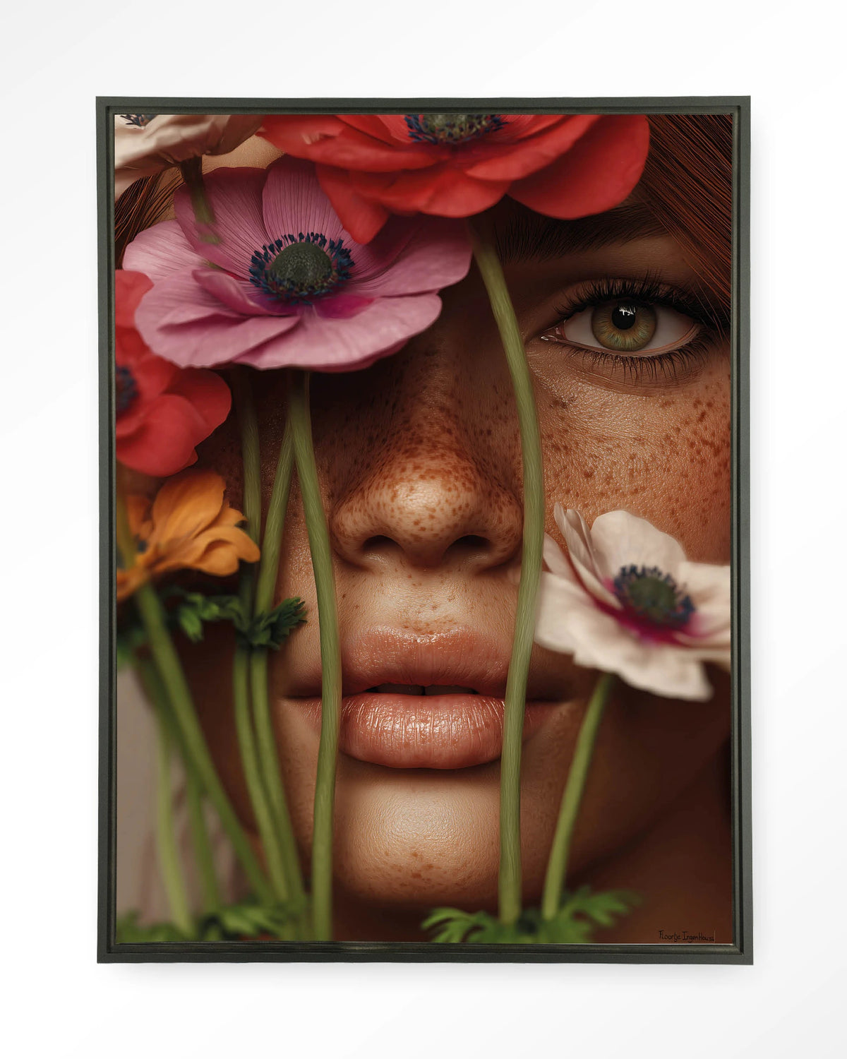 Anemone – vrouw met anemonen voor gezicht – Wandkleed – Floating frame – zwart