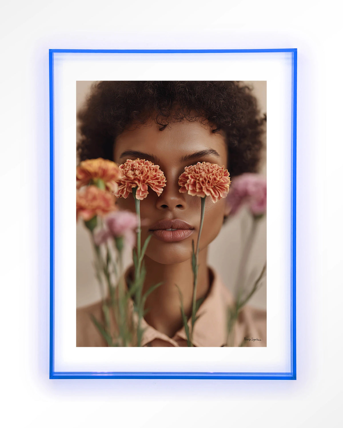 Carnation – portret met anjers – Art print – Acryl lichtblauw