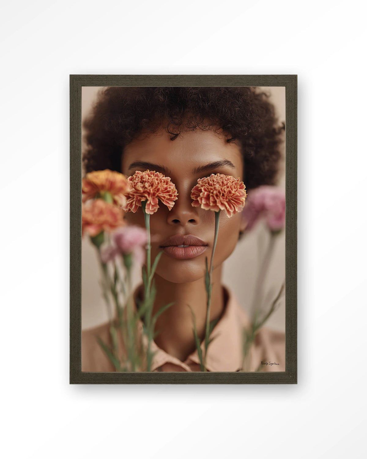 Carnation – portret met anjers – Art print – Hout donkerbruin