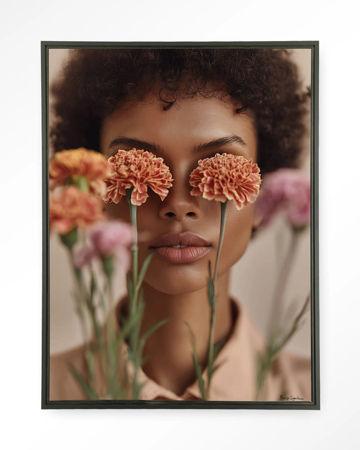 Carnation – portret met anjers – Wandkleed – Floating frame – zwart