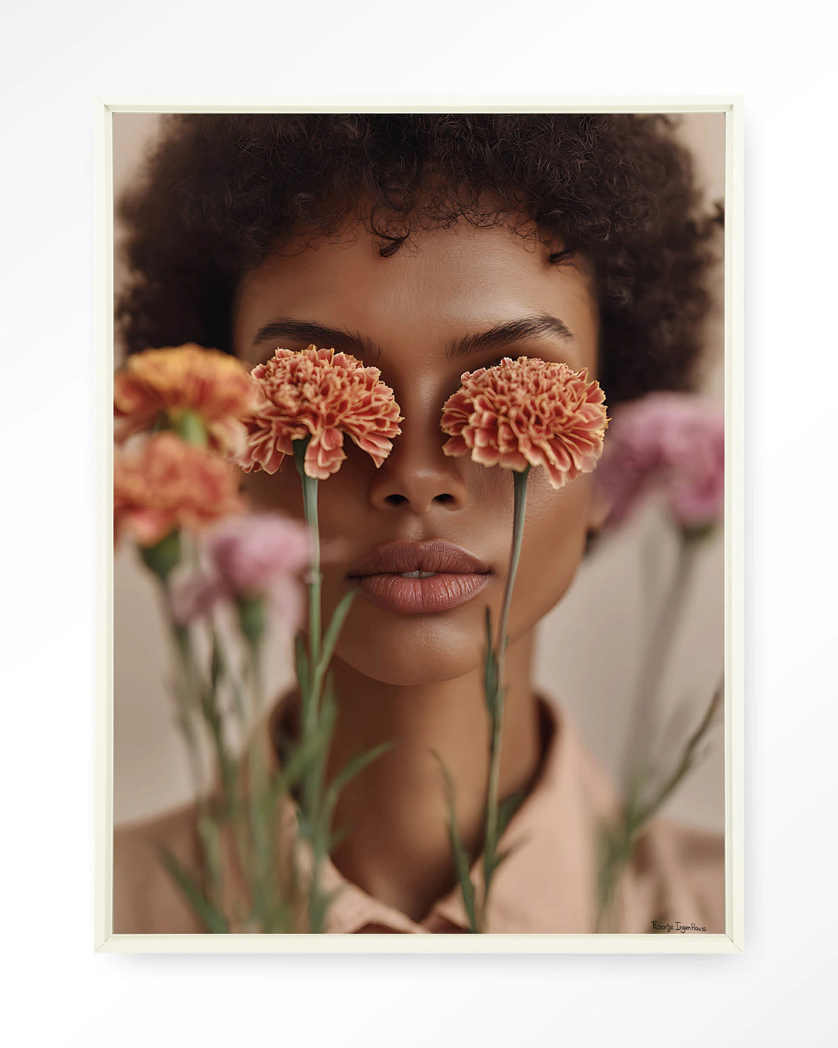 Carnation – portret met anjers – Wandkleed – Floating frame – wit