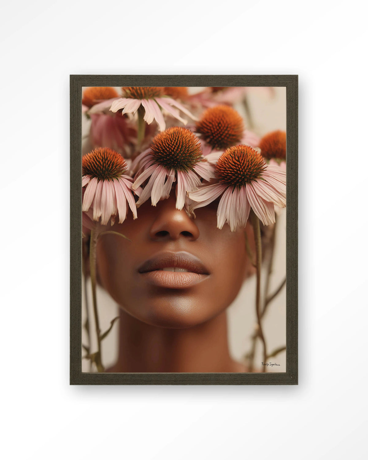 Coneflower – vrouw met bloemen voor ogen – Art print – Hout donkerbruin