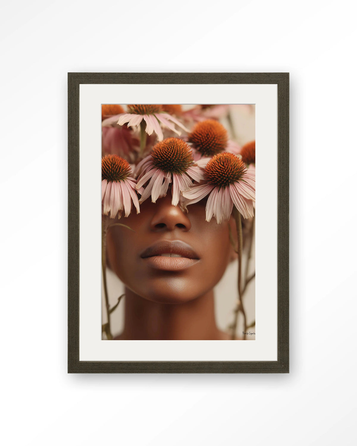 Coneflower – vrouw met bloemen voor ogen – Art print – Hout donkerbruin + passe-partout