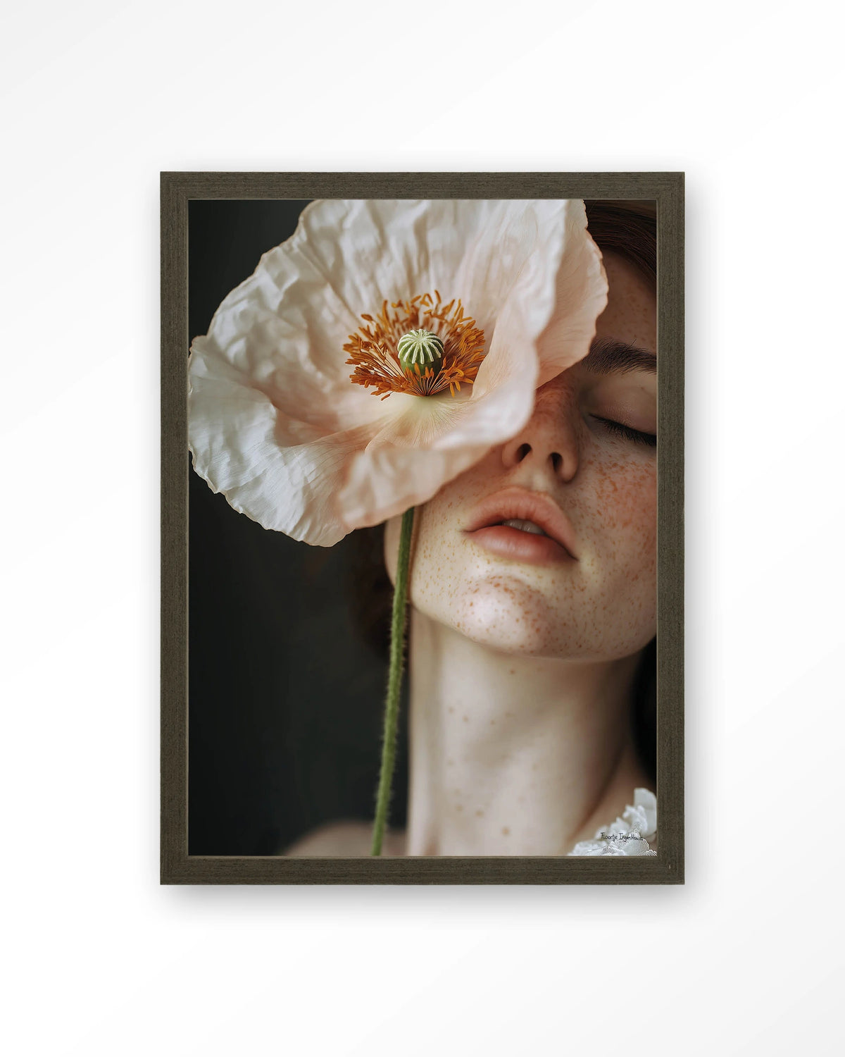 Poppy Flower – vrouw met klaproos – Art print – Hout donkerbruin