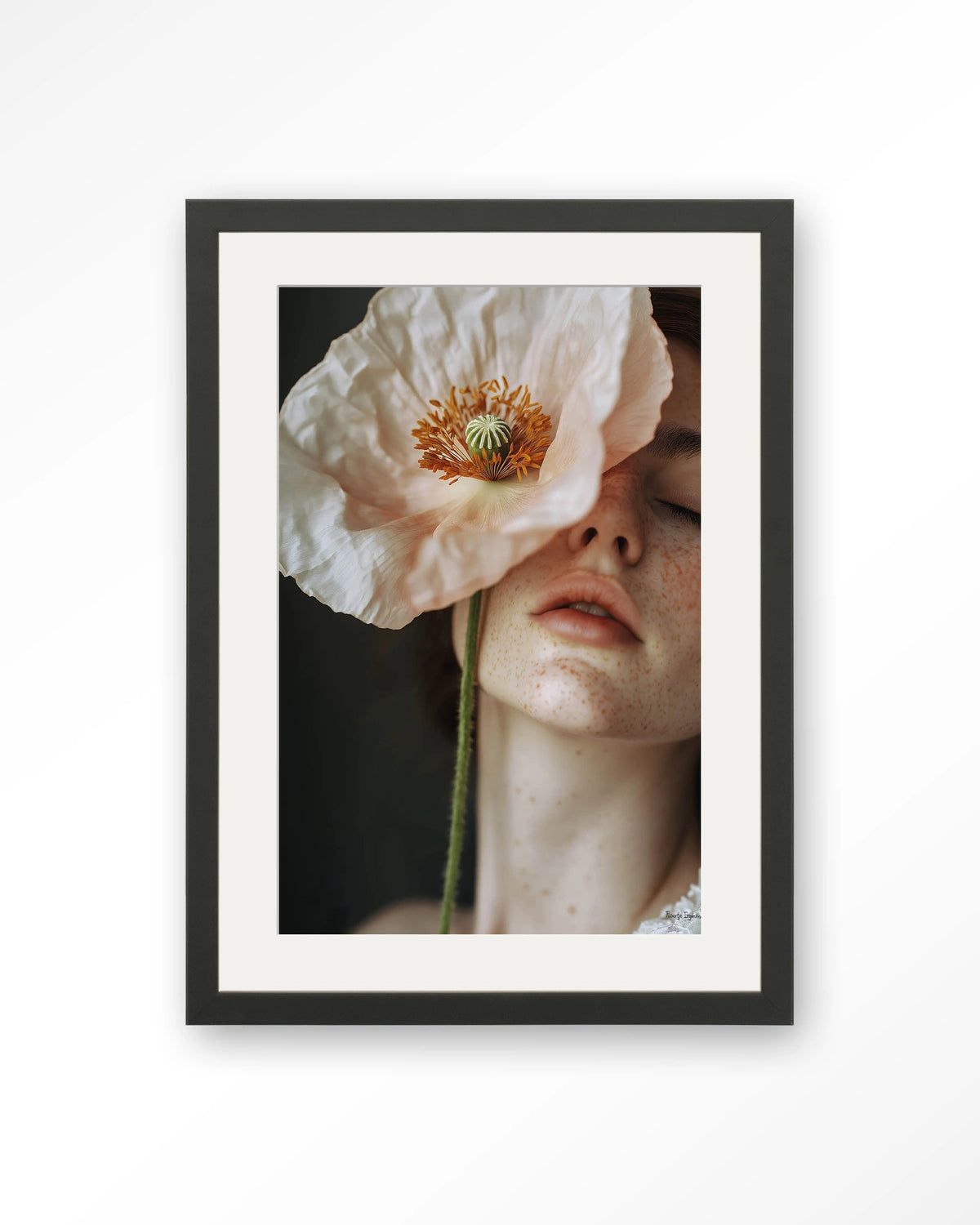 Poppy Flower – vrouw met klaproos – Art print – Hout zwart + passe-partout
