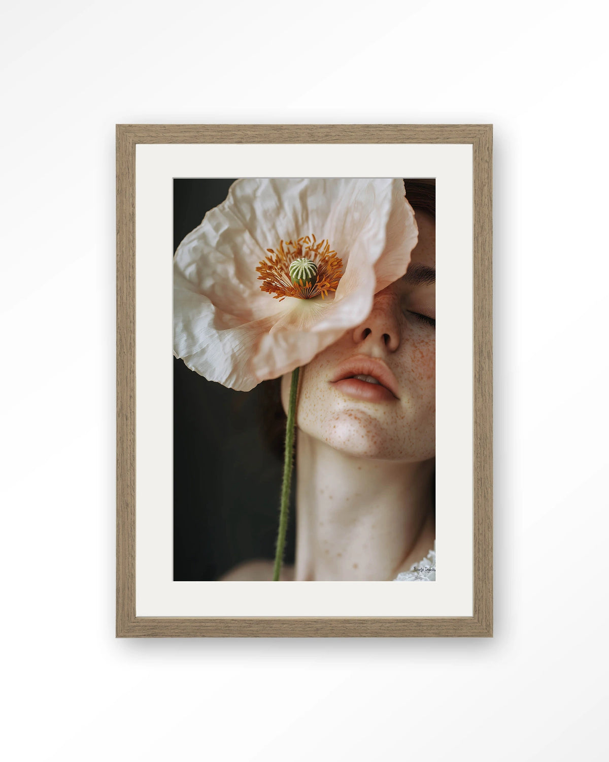 Poppy Flower – vrouw met klaproos – Art print – Hout bruin + passe-partout